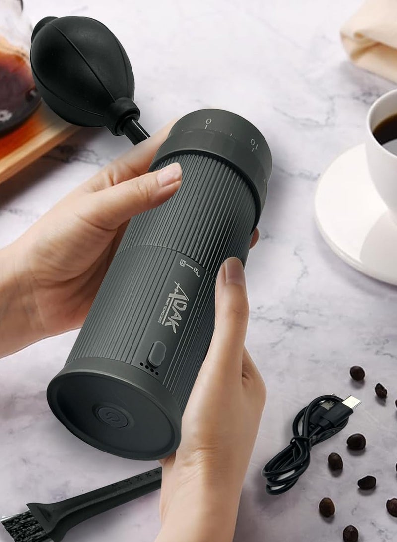 أداك مطحنة قهوة كهربائية قابلة لإعادة الشحن بمنفذ USB-C محمولة ADAK V2 - مطحنة مخروطية من الفولاذ المقاوم للصدأ، سعة 30 جرام، 80 إعداد طحن، هيكل من الألومنيوم مع فرشاة تنظيف، مطحنة إسبريسو صديقة للسفر (رمادي) - Image 3
