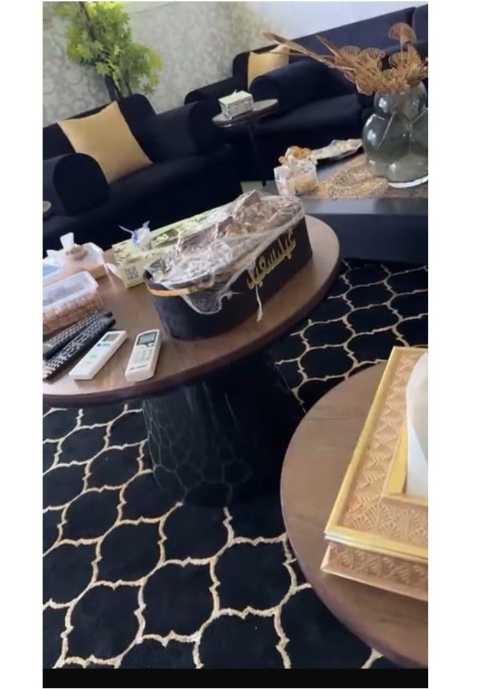 طقم طاوللات من 5 قطع مكون من طاولة قهوة و 4 طاولات جانبية لتقديم القهوة والشاي تلبي جميع احتياجاتك