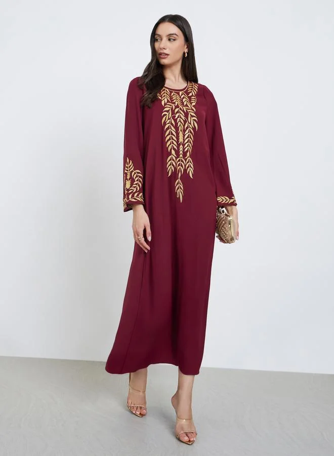 تايك تو جلابية بورغندي مطرزة بأوراق شجر