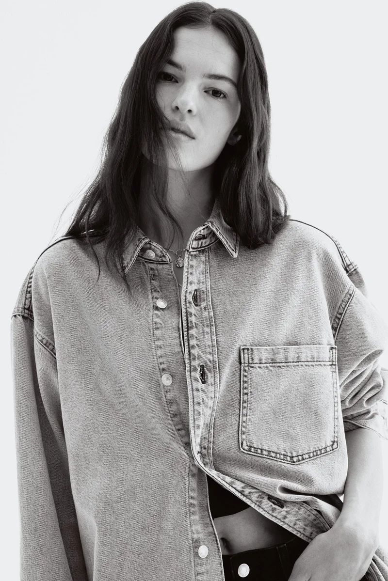 اتش اند ام قميص دنيم فضفاض من الجلد الناعم