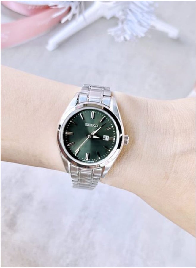 Seiko ساعة كوارتز تناظرية للنساء بسوار من الفولاذ المقاوم للصدأ SUR533P1، مينا خضراء، سوار  - Image 4
