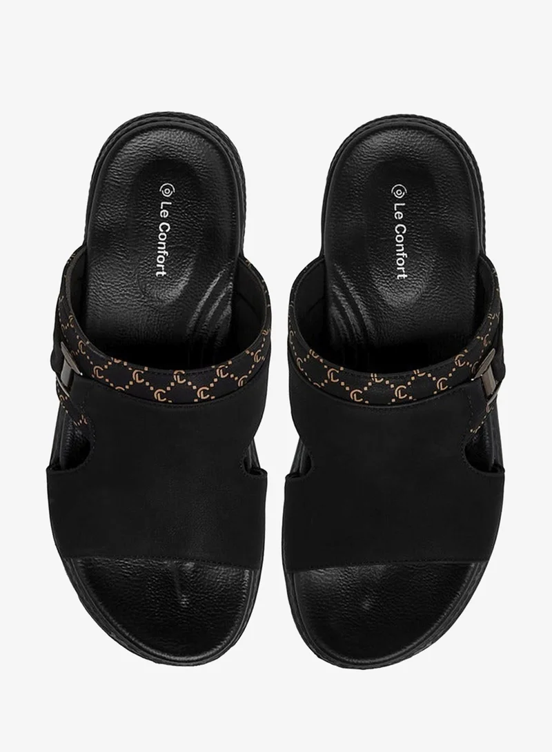 لو كونفورت صنادل سهلة الارتداء بألواح