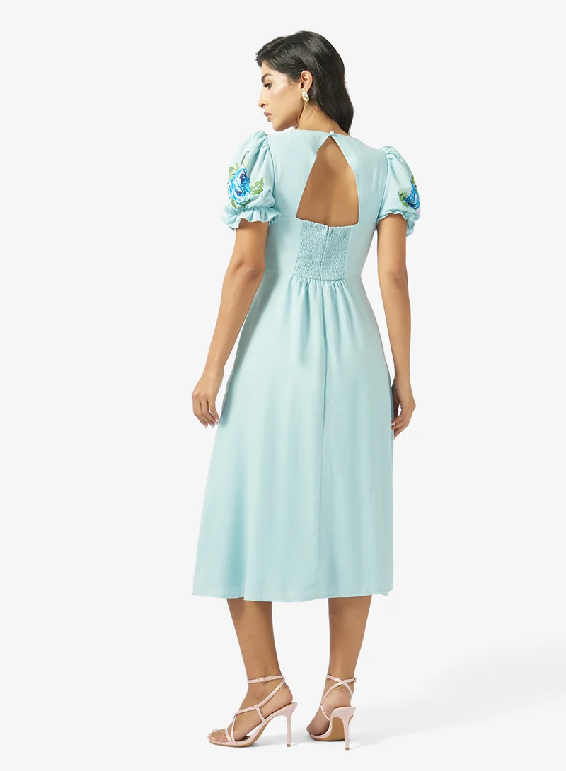 هوب اند ايفي فستان ميدي مطرز بياقة قلب وأكمام منتفخة