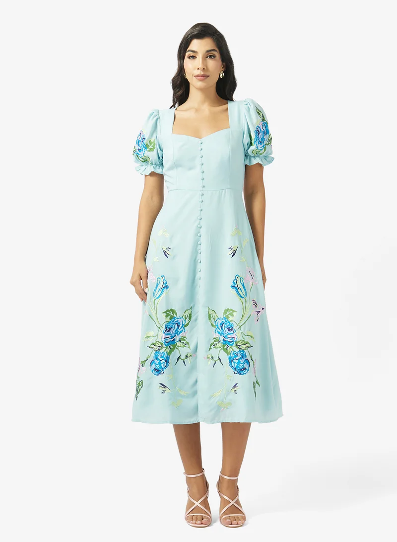 هوب اند ايفي فستان ميدي مطرز بياقة قلب وأكمام منتفخة