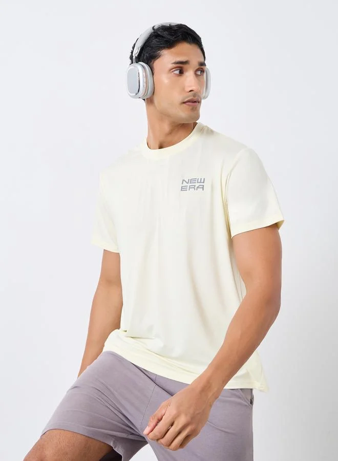 ستايلي تيشيرت جري بطبعة شعار وقصة مريحة