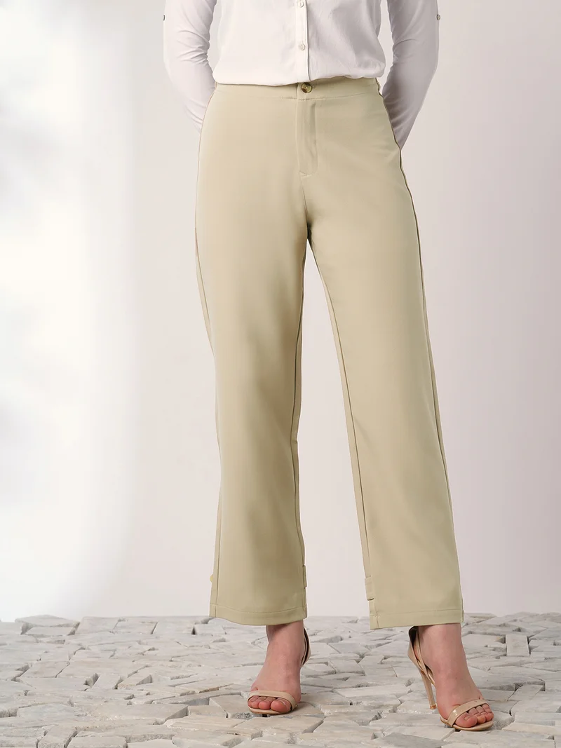 جلو باص بنطلون نسائي بيج فاتح بقصة مستقيمة وخصر متوسط وأزرار قابلة للتعديل عند الحاشية بتصميم كوري
