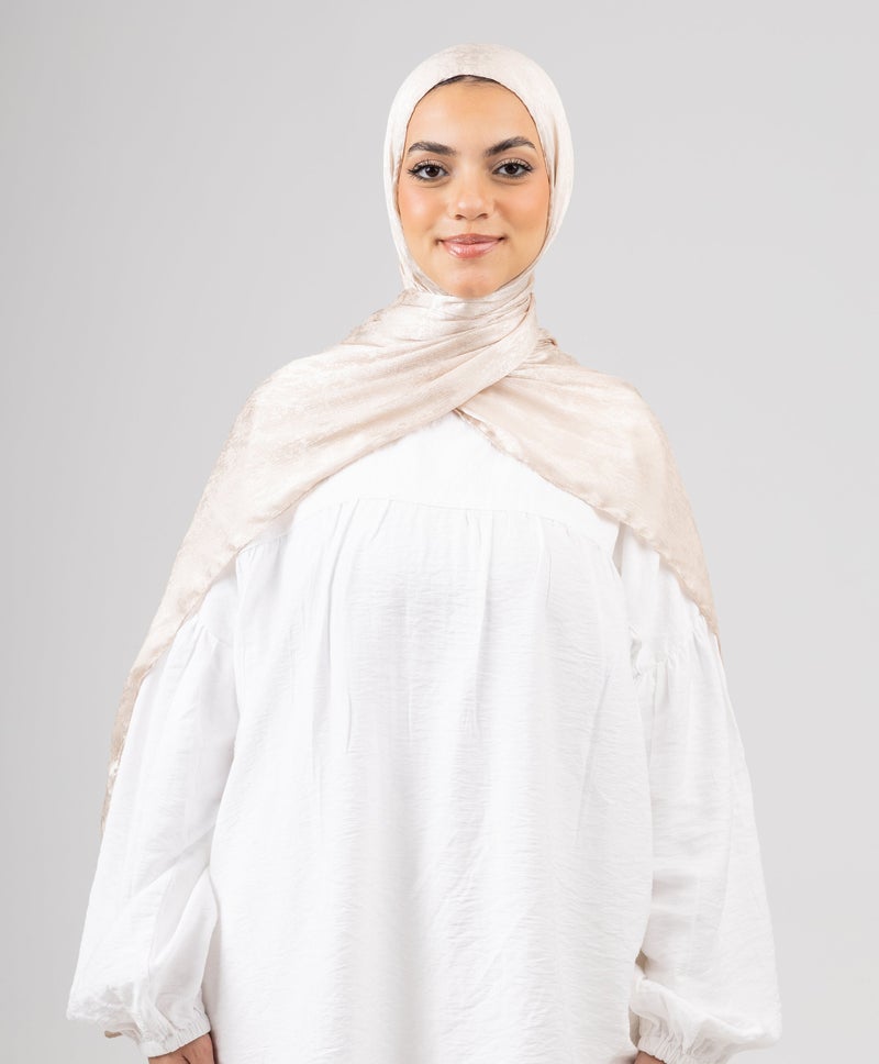طرحة ساتين أنيقة بيج دافئ