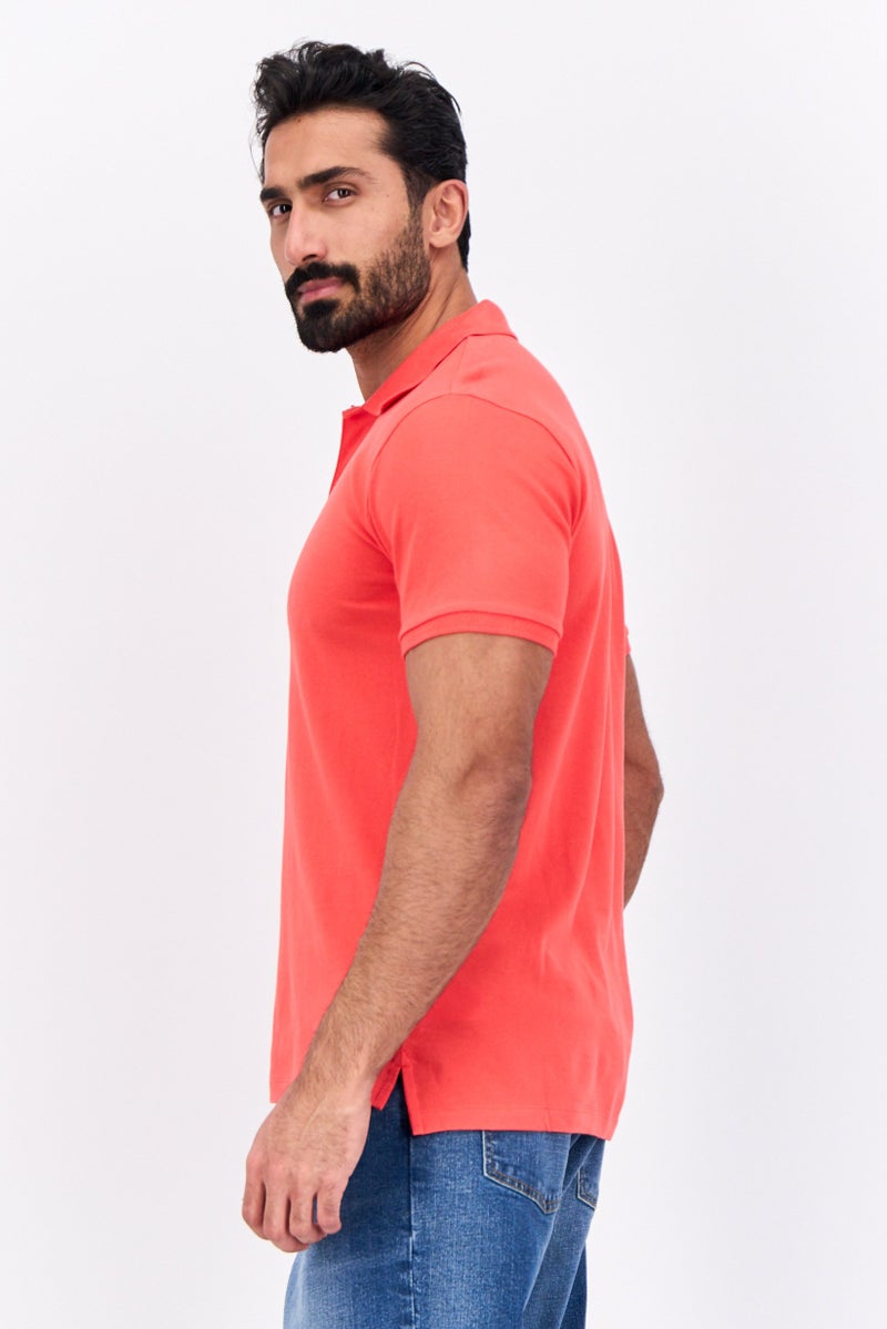 GAP تي شيرت بولو قصير الأكمام للرجال بتصميم مريح وشعار، أحمر - Image 2