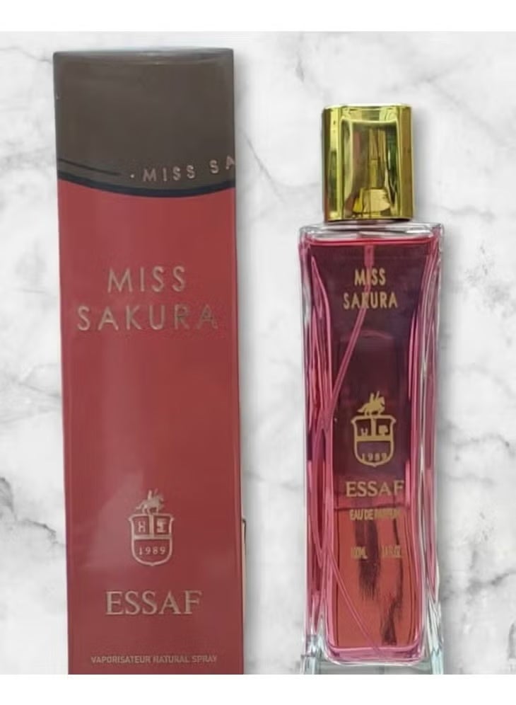 عطر نسائي بمزيج من روائح الأزهار الحلوة والفواكه مع نفحات من الأخشاب والمسك الأبيض 100 مل