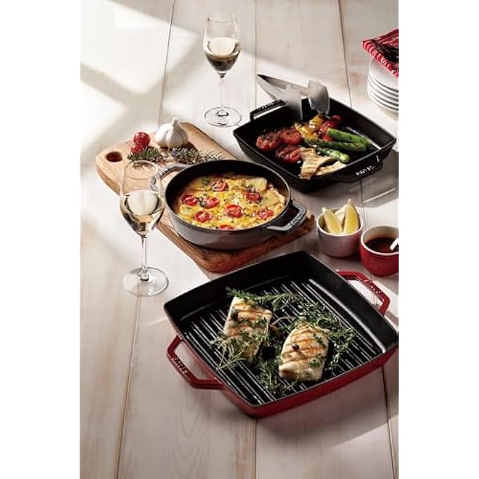 ستوب مقلاة شواء نقية 30 سم مصنوعة من الحديد الزهر باللون الكرزي مع مينا أسود غير لامع وخطوط شواء عالية داخلية لجميع أنواع المواقد بما في ذلك الحث الحراري آمنة للاستخدام في الفرن صنع في فرنسا - Image 4