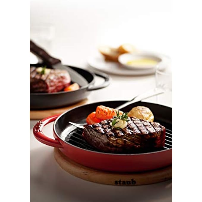 ستوب مقلاة شواء نقية 30 سم مصنوعة من الحديد الزهر باللون الكرزي مع مينا أسود غير لامع وخطوط شواء عالية داخلية لجميع أنواع المواقد بما في ذلك الحث الحراري آمنة للاستخدام في الفرن صنع في فرنسا - Image 2