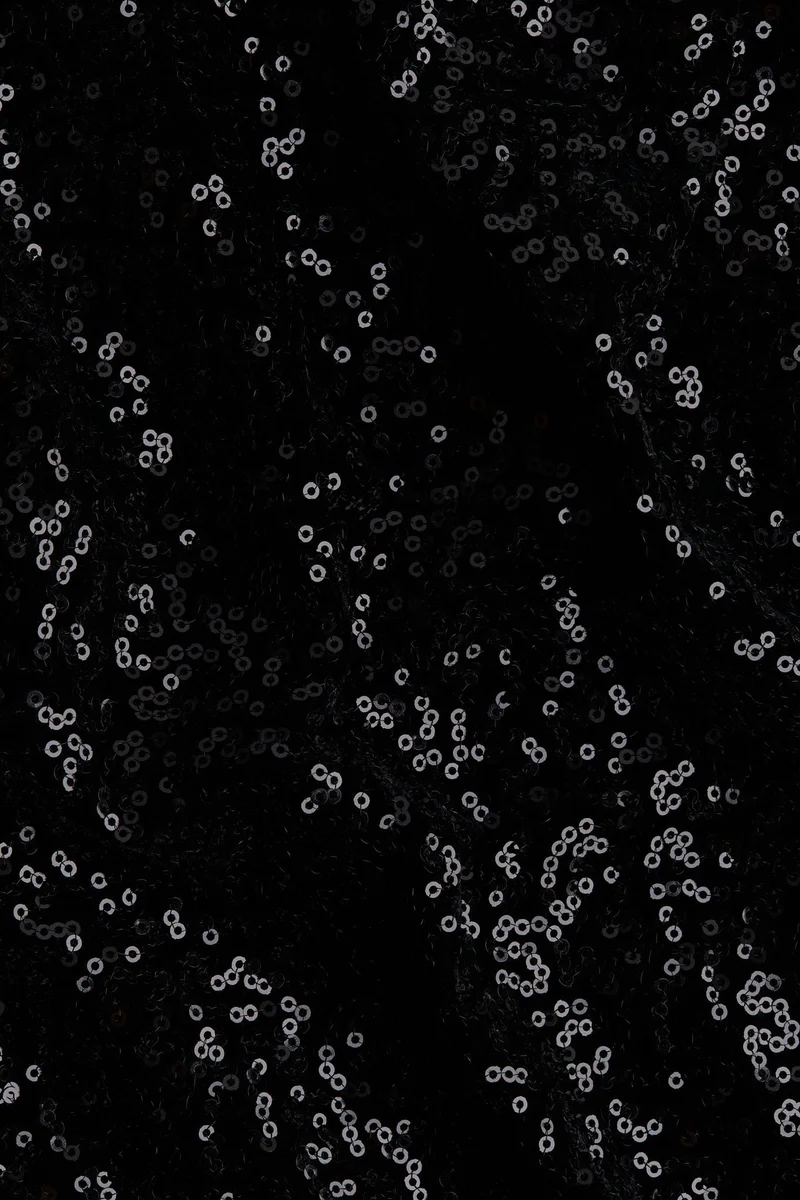 اتش اند ام بلوزة مزخرفة بالترتر ومزوّدة ببطانة على الكتف