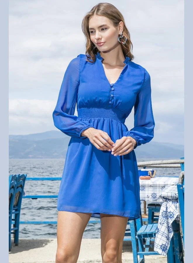 ليلا فستان قصير ليلا بياقة على شكل حرف  بقصة عادية مزين بأزرار وتفاصيل من الشيفون للنساء