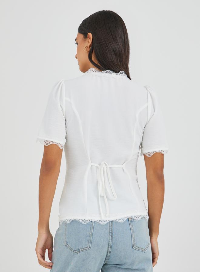 ستايلي بلوزة قطنية بأزرار وياقة مربعة مزينة بالدانتيل - Image 4