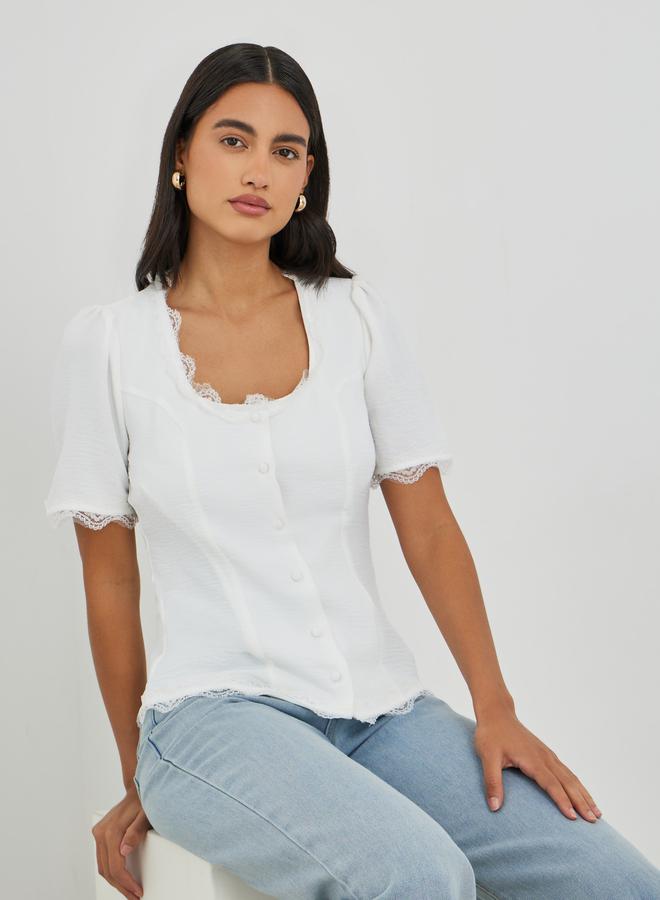ستايلي بلوزة قطنية بأزرار وياقة مربعة مزينة بالدانتيل - Image 1