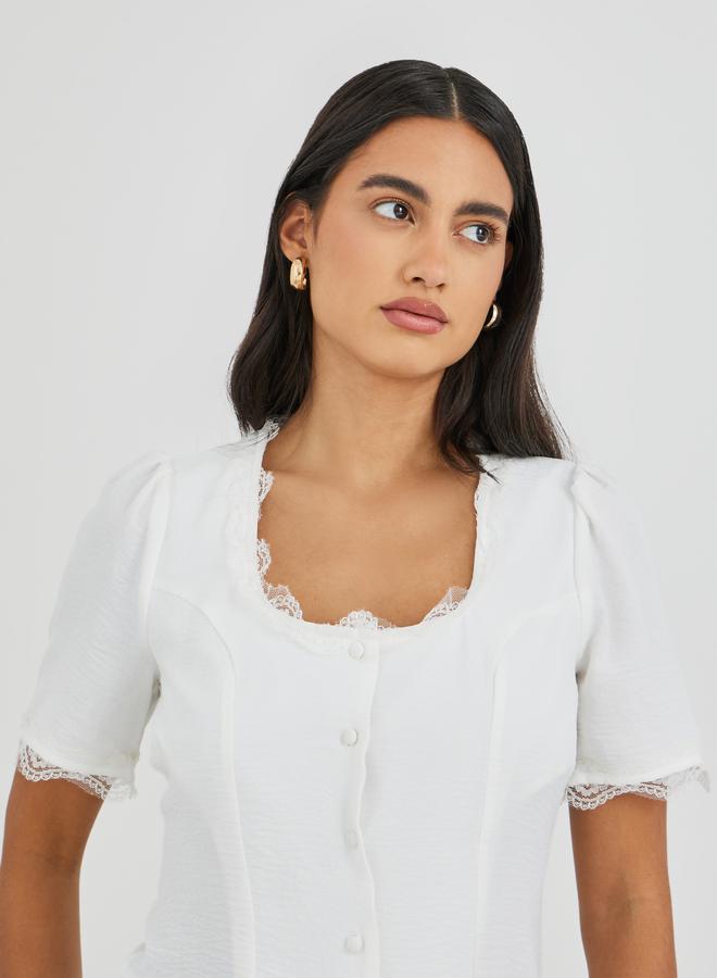 ستايلي بلوزة قطنية بأزرار وياقة مربعة مزينة بالدانتيل - Image 3