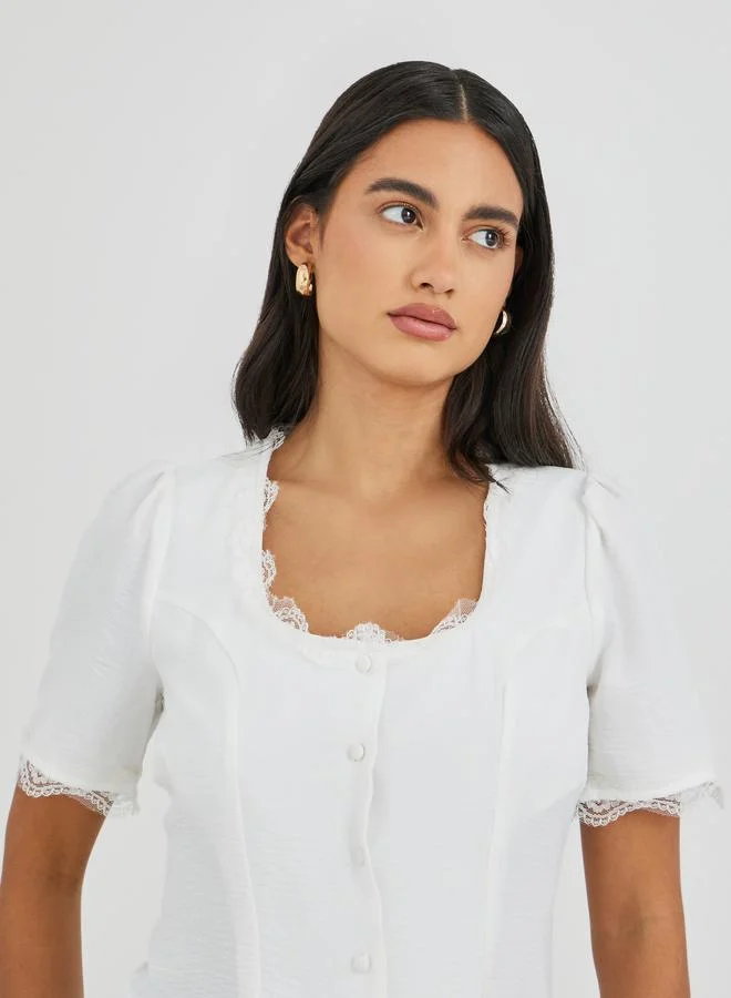 ستايلي بلوزة قطنية بأزرار وياقة مربعة مزينة بالدانتيل