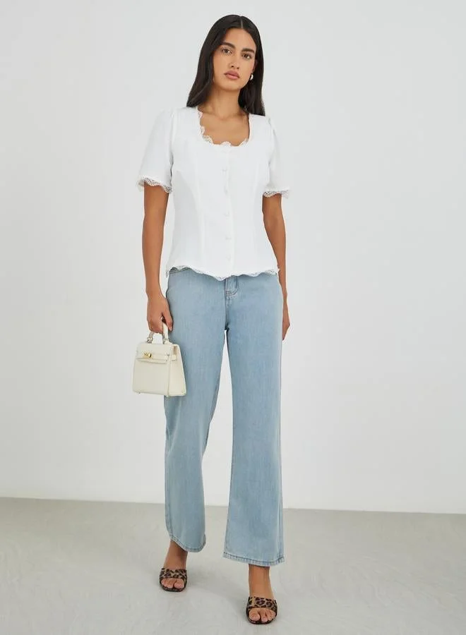 ستايلي بلوزة قطنية بأزرار وياقة مربعة مزينة بالدانتيل