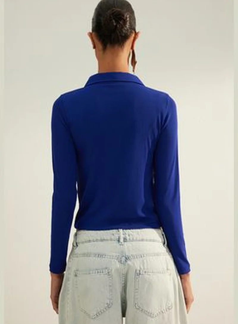 ترينديول بلوزة محبوكة مرنة برقبة بولو، قماش ناعم باللون الأزرق الداكن TWOAW24BZ00175.