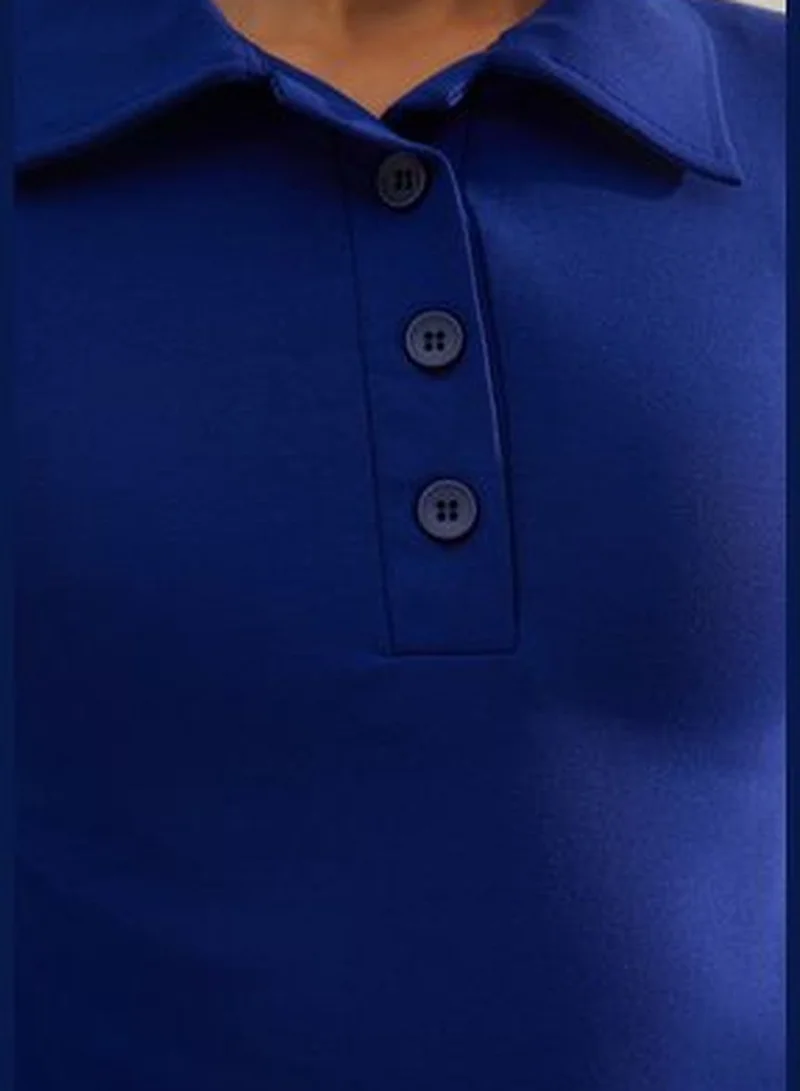 ترينديول بلوزة محبوكة مرنة برقبة بولو، قماش ناعم باللون الأزرق الداكن TWOAW24BZ00175.