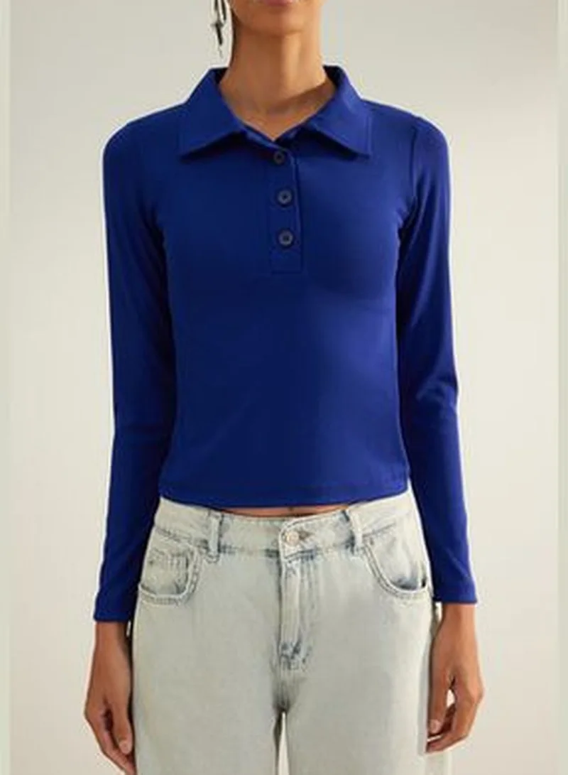 ترينديول بلوزة محبوكة مرنة برقبة بولو، قماش ناعم باللون الأزرق الداكن TWOAW24BZ00175.