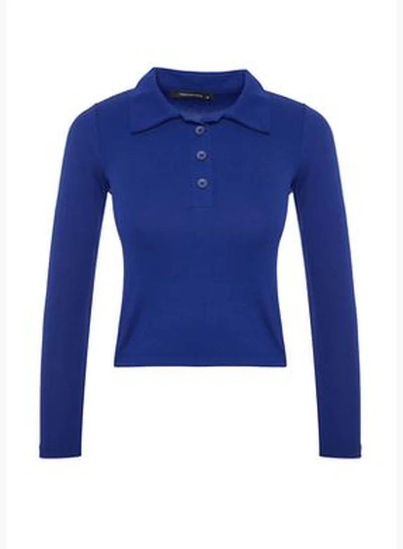 ترينديول بلوزة محبوكة مرنة برقبة بولو، قماش ناعم باللون الأزرق الداكن TWOAW24BZ00175.