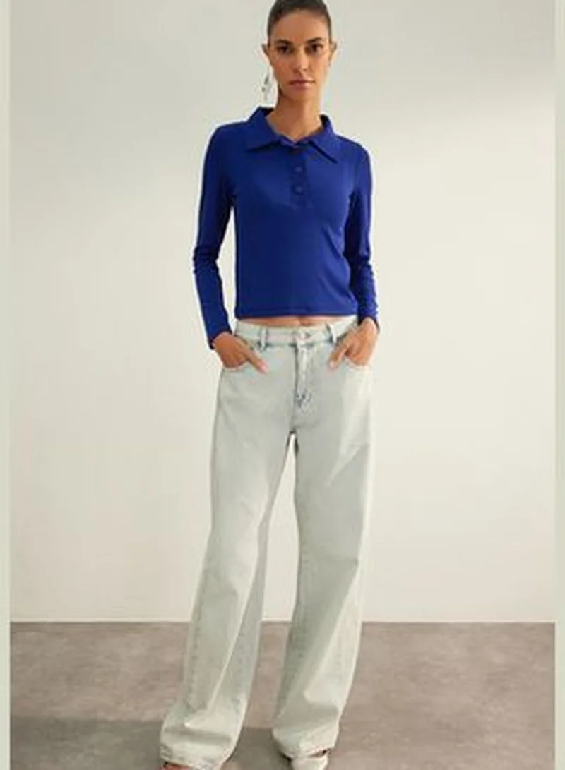 ترينديول بلوزة محبوكة مرنة برقبة بولو، قماش ناعم باللون الأزرق الداكن TWOAW24BZ00175.