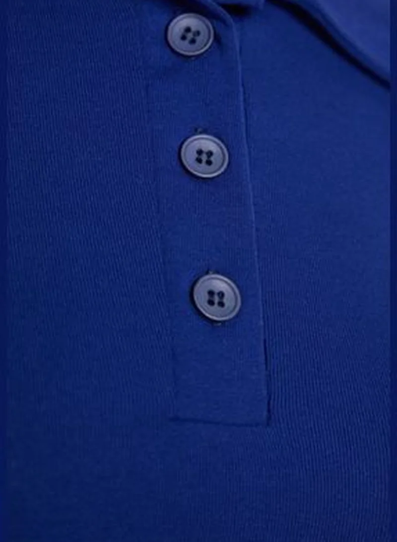 ترينديول بلوزة محبوكة مرنة برقبة بولو، قماش ناعم باللون الأزرق الداكن TWOAW24BZ00175.