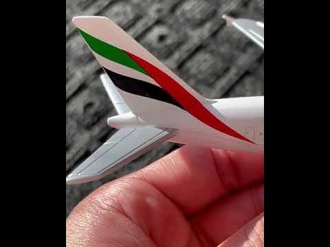 Daron طائرة دارون RT9904 – الإمارات A380 – نموذج طائرة معدني مصبوب مع أجزاء بلاستيكية للأطفال من عمر 3 سنوات فما فوق - Image 2