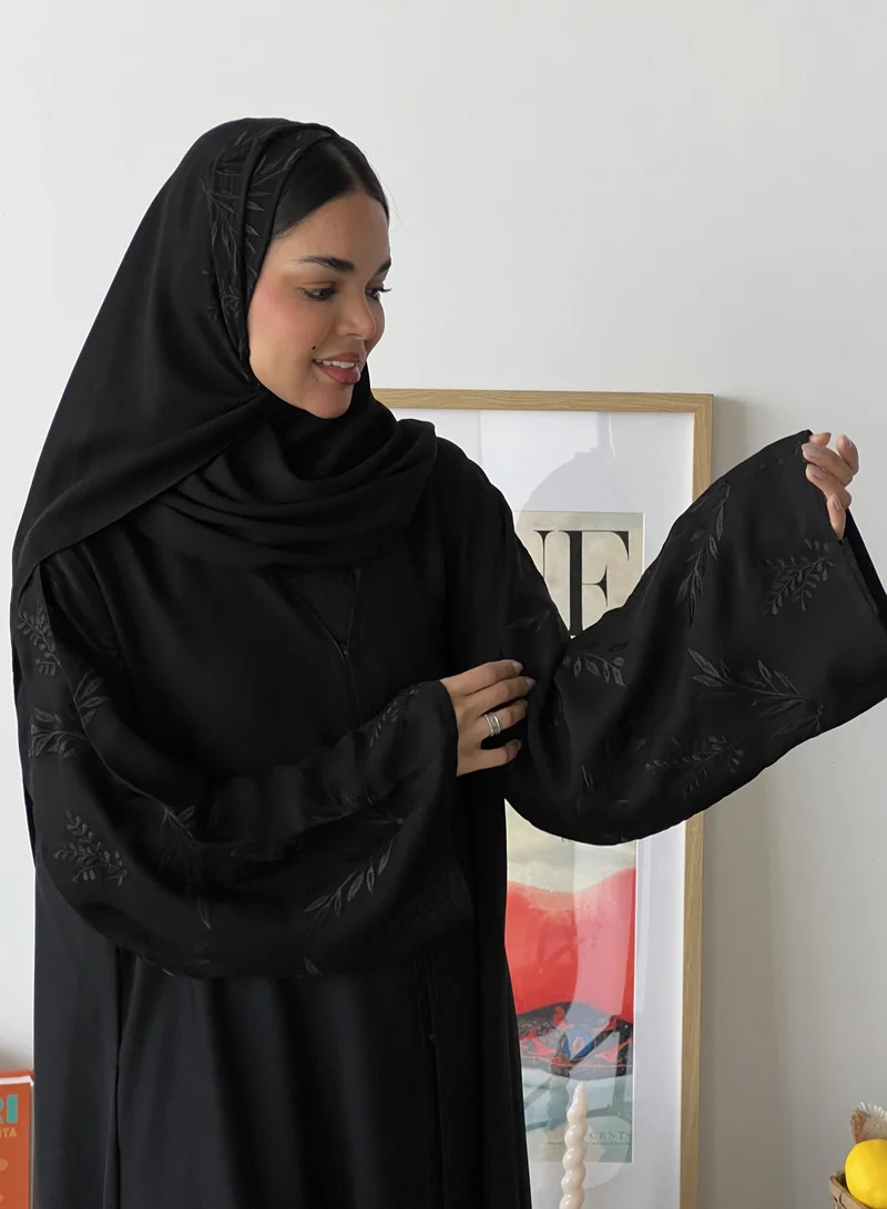 عبايات لوسين عباية انترنت بأكمام مطرزة بالأسود
