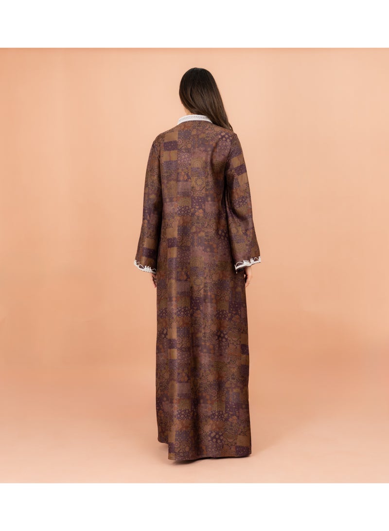 اكسا جلابية شتوية مطرزة باللون الأبيض بياقة ماندرين بنفسجي - Image 4