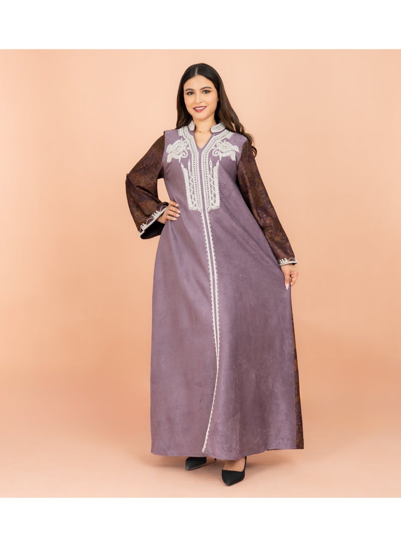 اكسا جلابية شتوية مطرزة باللون الأبيض بياقة ماندرين بنفسجي - Image 5