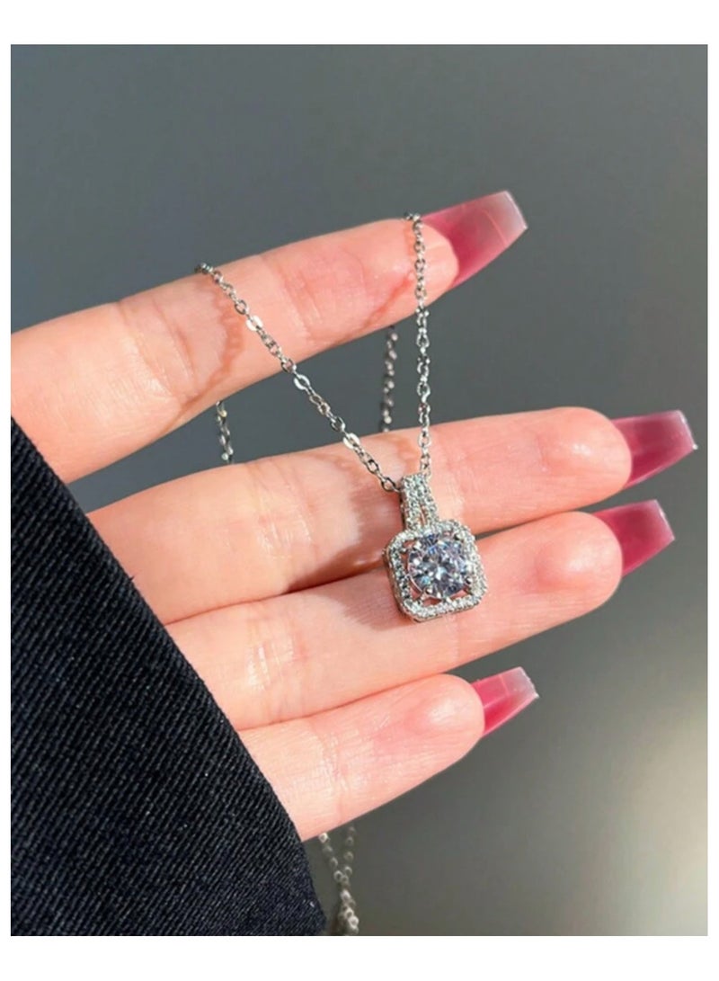 طقم مجوهرات فاخر للنساء يتكون من قلادة وزوج من الاقراط وخاتم، جميعها مزين بالزركونيا المربعة الشكل - Image 3