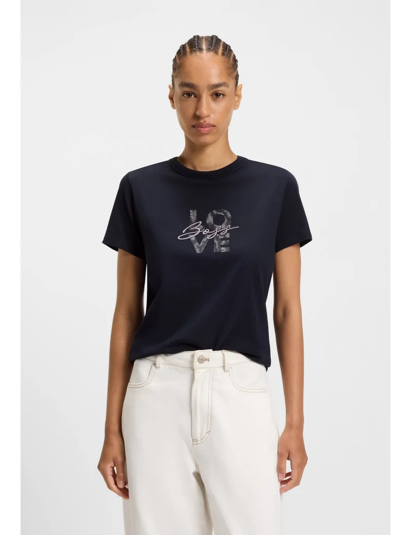 بوس تيشيرت بقصة ضيقة من قطن الجيرسيه برسومات شعار