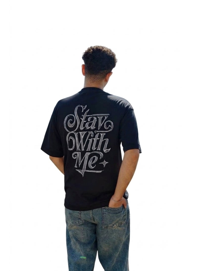 تي شيرت رجالي قطن فاخر بقصة واسعة مع رسمة "Stay With Me" - أسود - Image 1