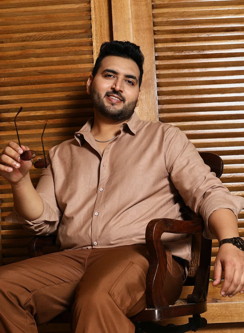 انستافاب بلس قميص رجالي مطبوع باللون البيج من إنستافاب بلس