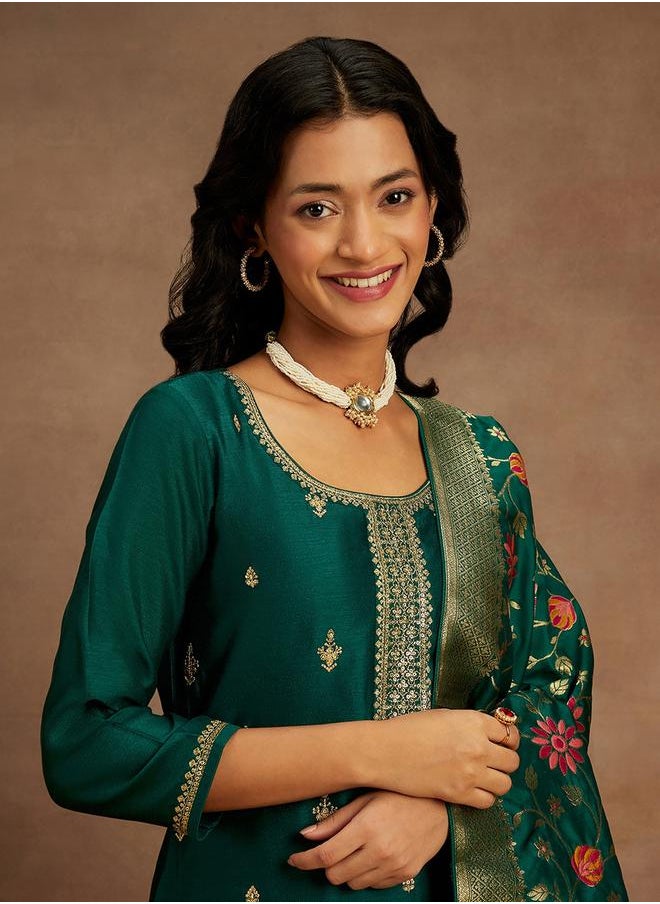 Libas Embroidered Straight Kurta and Solid Trousers with Dupatta Set by Styli  - Image 4