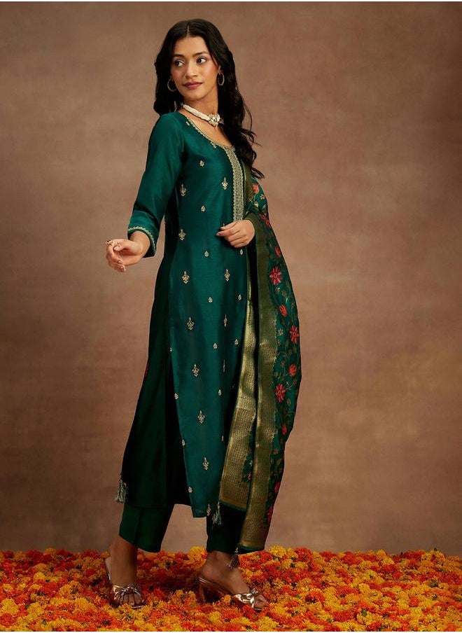 Libas Embroidered Straight Kurta and Solid Trousers with Dupatta Set by Styli  - Image 2