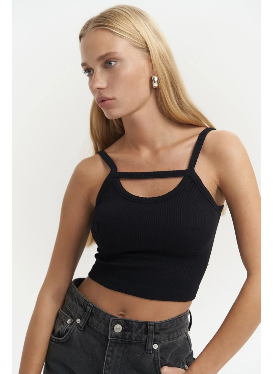 Mai Collection Noam Black Front Detail Ribbed Crop