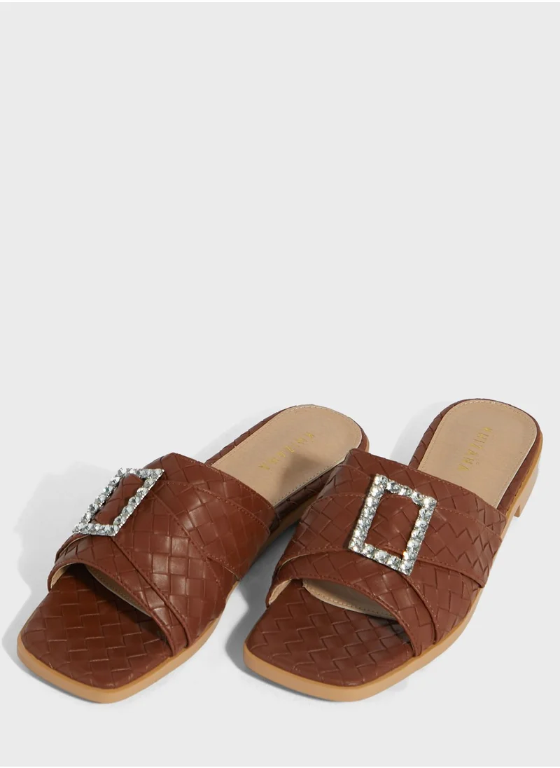 خزانة Woven Square Toe Flat Sandal