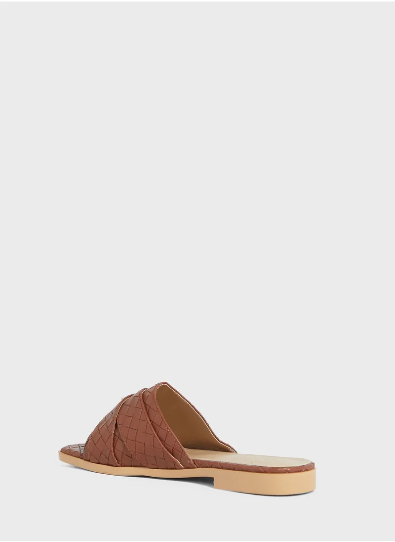 خزانة Woven Square Toe Flat Sandal