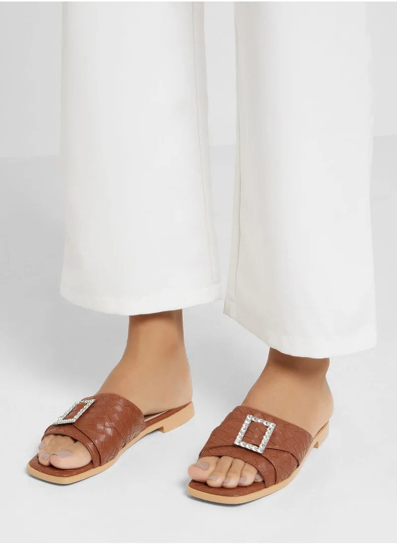 خزانة Woven Square Toe Flat Sandal