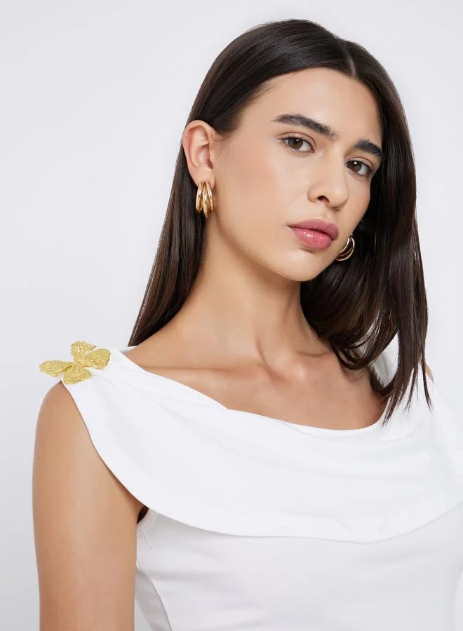 ستايلي بلوزة بلا أكمام مزينة بحلية معدنية بشكل فراشة