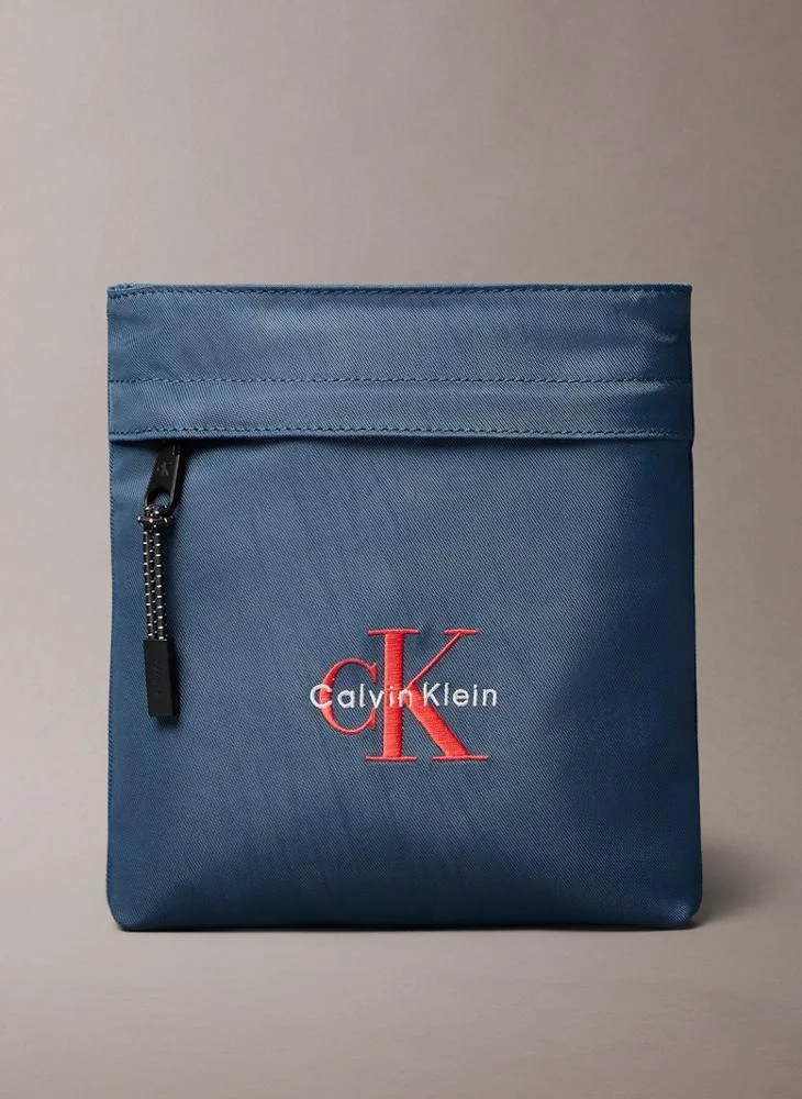 كالفن كلاين جينز حقيبة كروس بودي بشعار