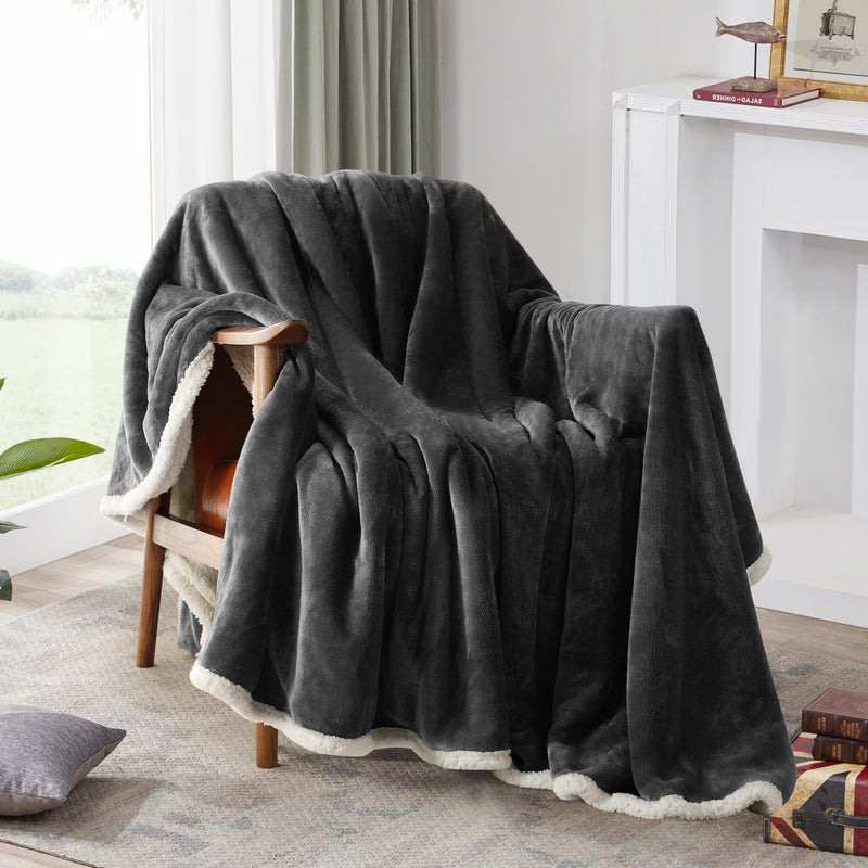 Beautex Sherpa Fleece رمي البطانيات الناعمة الناعمة من الفانيلا الفخمة بطانية ورمي بطانيات رمادية رمادية غامضة لأريكة أريكة أريكة (50 "" × 60 "رمادية) - Image 2