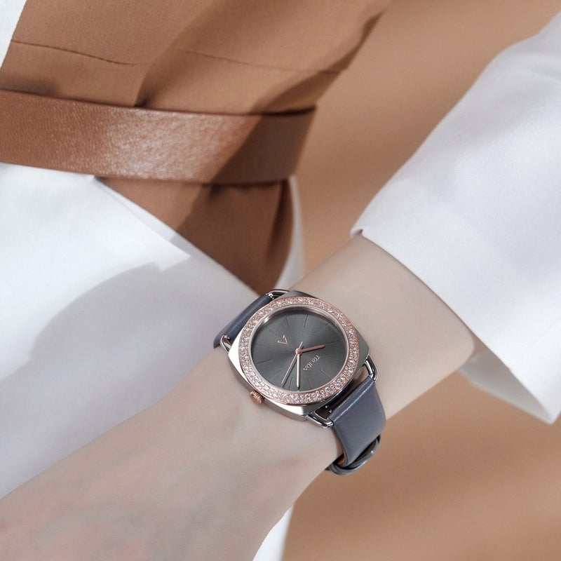 ترندا ساعة نسائية من TRNDA بهيكل فولاذية فضية وسوار جلد رمادي - Image 2