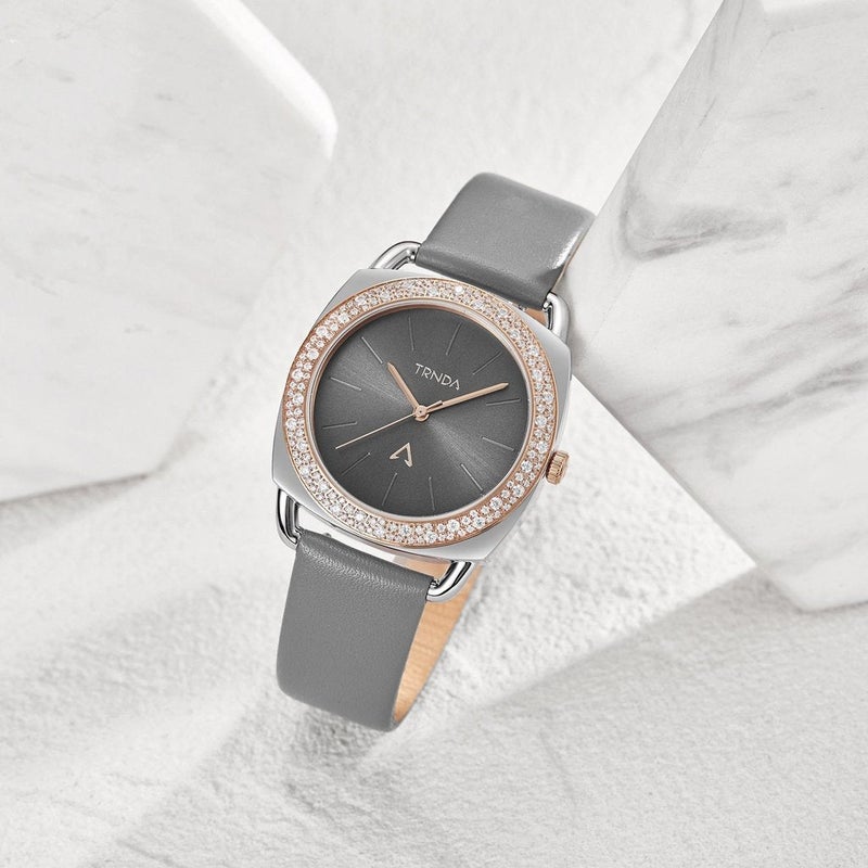 ترندا ساعة نسائية من TRNDA بهيكل فولاذية فضية وسوار جلد رمادي - Image 5