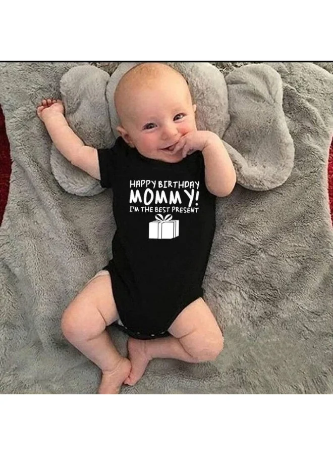 ماتشينج فاميلي اوتفيتس بدلة طفل قطنية بطباعة "عيد ميلاد سعيد يا أمي" – بدلة مطبوعة ناعمة وقابلة للتنفس للمواليد الجدد، مثالية كزي عيد ميلاد للطفل، وكهدية لحفلات استقبال المواليد، وملابس يومية لطيفة