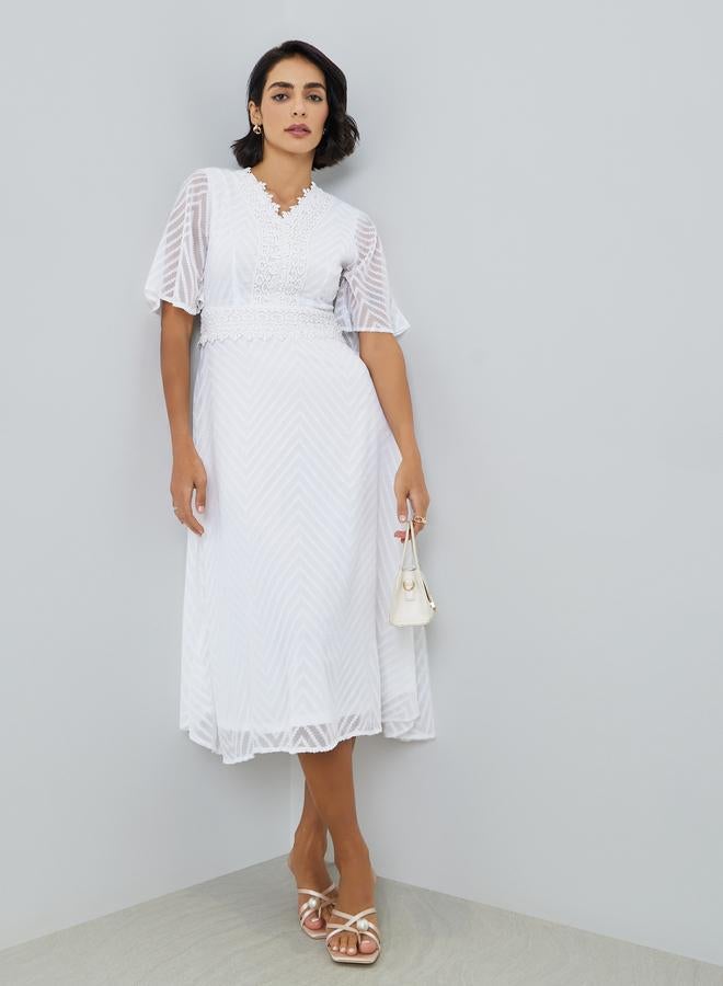 ستايلي فستان ميدي بحواف دانتيل وحافة واسعة - Image 1