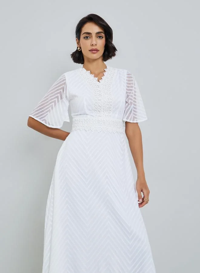 ستايلي فستان ميدي بحواف دانتيل وحافة واسعة